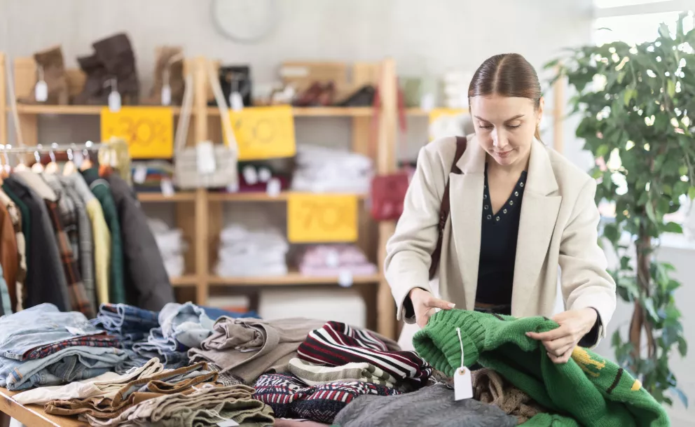 žena vybírá svetr