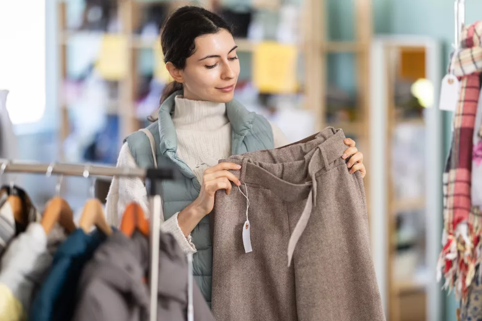 žena kupuje kalhoty