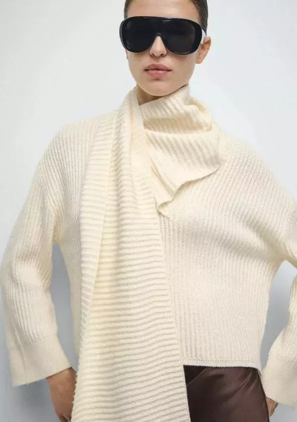 Svetr se šálou, Mango, 999 Kč