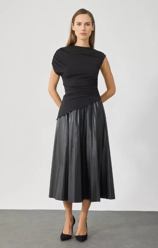 Asymetrický top, Anna Field, 580 Kč