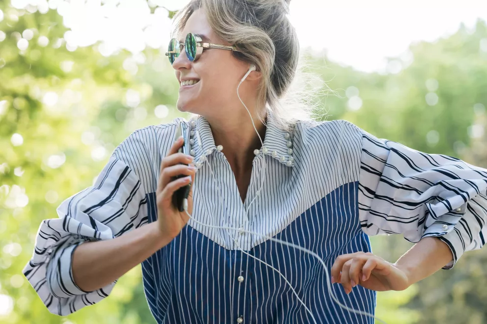 žena tančí na hudbu