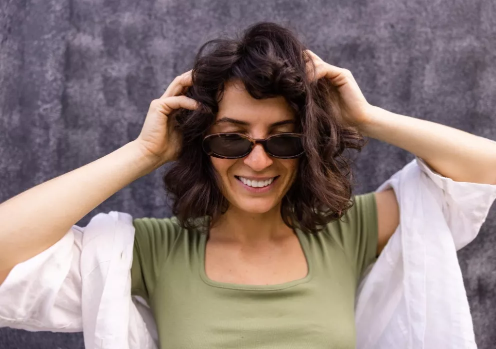 žena s hnědými vlasy