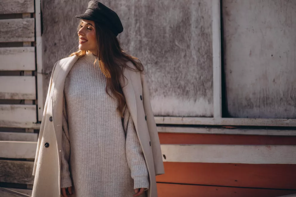 žena v úpletových šatech