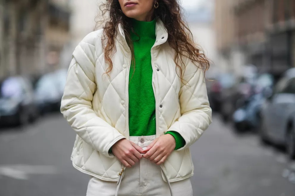 žena v prošívané bundě