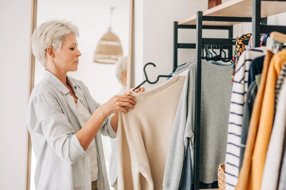 žena vybírá oblečení