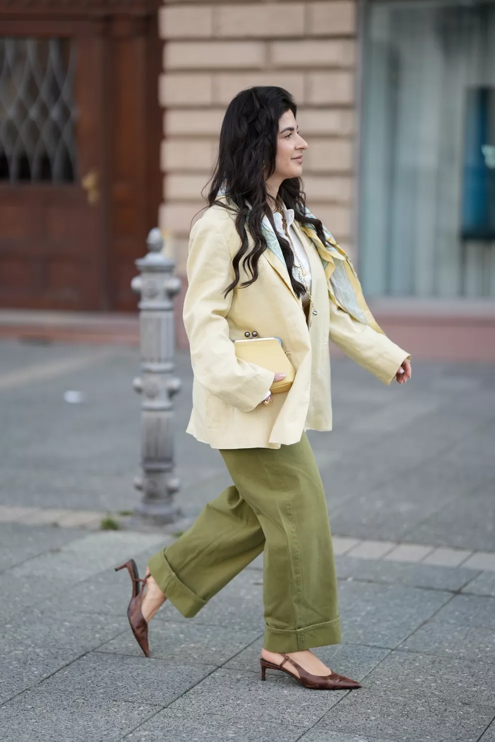 žena v máslově žluté