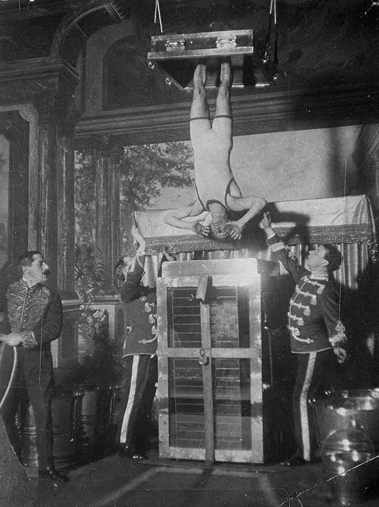 <p>Harry Houdini během svého legendárního čísla - čínské mučírny, kdy se nechal zavěsit spoutaný hlavou dolů a zavřit do nádrže s vodou.</p>
