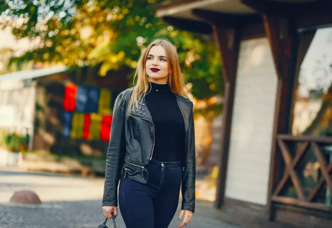 Vypasovaná bunda. Nosit lze celoročně, chce to jen správný styling