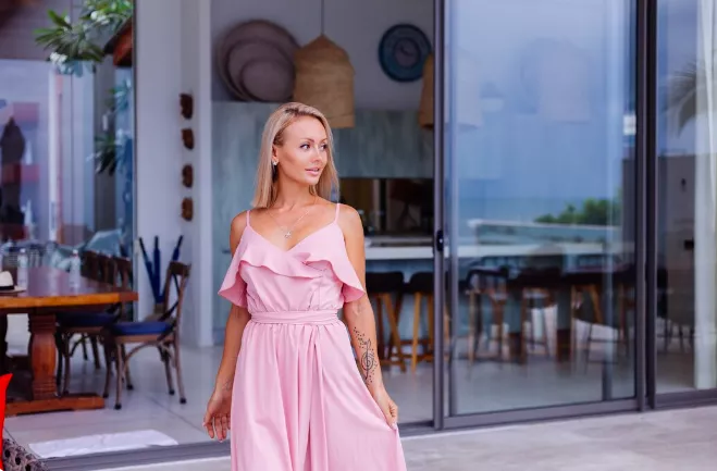 Saténové šaty už nejsou jen spodničkou našich babiček. V roce 2026 udávají směr. Obzvlášť, spojíte-li je s jedním materiálem