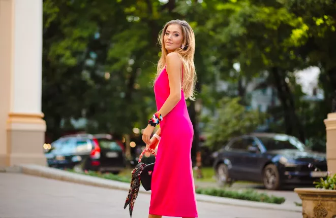 Saténové šaty už nejsou jen spodničkou našich babiček. V roce 2026 udávají směr. Obzvlášť, spojíte-li je s jedním materiálem