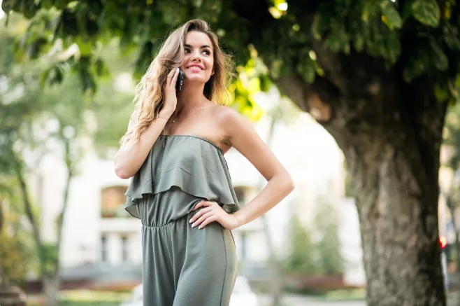 Saténové šaty už nejsou jen spodničkou našich babiček. V roce 2026 udávají směr. Obzvlášť, spojíte-li je s jedním materiálem