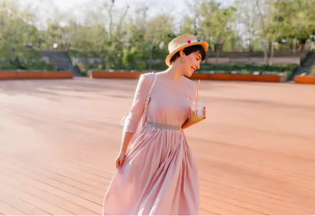 Saténové šaty už nejsou jen spodničkou našich babiček. V roce 2026 udávají směr. Obzvlášť, spojíte-li je s jedním materiálem