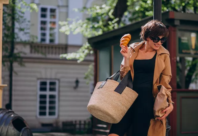 Mini odzvonilo. V roce 2026 se budou nosit maxi tašky. Seženete je už od pár stovek