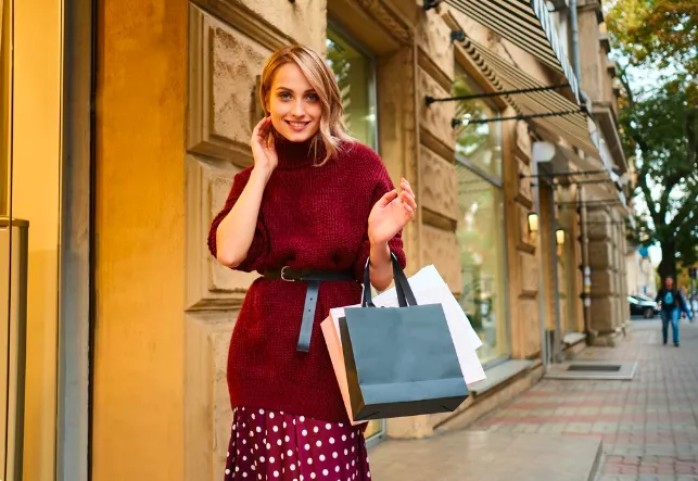 Mini odzvonilo. V roce 2026 se budou nosit maxi tašky. Seženete je už od pár stovek