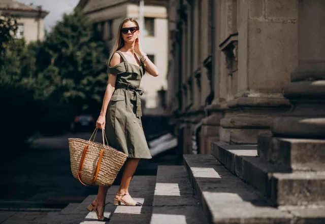 Mini odzvonilo. V roce 2026 se budou nosit maxi tašky. Seženete je už od pár stovek