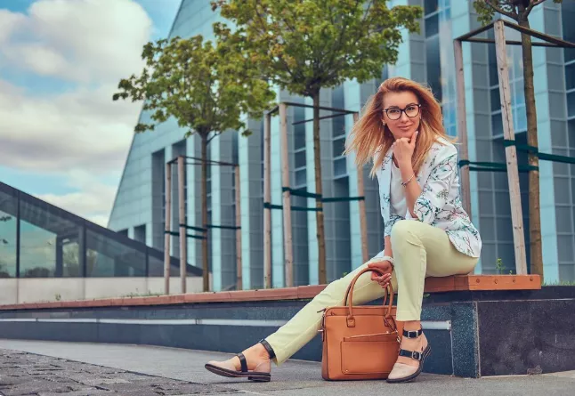 Mini odzvonilo. V roce 2026 se budou nosit maxi tašky. Seženete je už od pár stovek