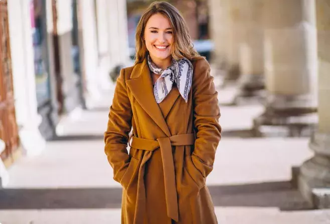 Nadcházející sezóna si žádá kabáty s tímto důležitým doplňkem. Sluší každému typu postavy