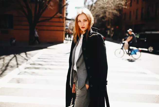 Nadcházející sezóna si žádá kabáty s tímto důležitým doplňkem. Sluší každému typu postavy