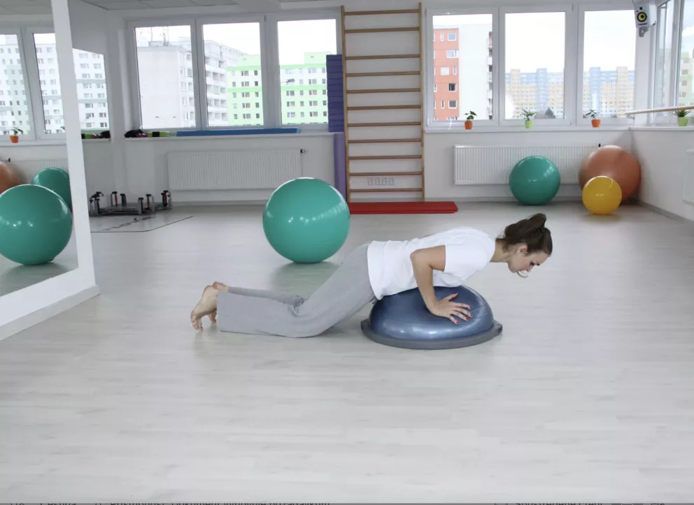 <p><strong>Cvik číslo 3</strong></p>

<p><span><span>Kliky s&nbsp;koleny na zemi a labilní podložkou pod dlaněmi (například BOSU). Můžete použít i tvrdší polštář. Klekněte si na kolena, opřete se dlaněmi po stranách o BOSU či polštář, bradu držte u krku a napřimte páteř. <strong>Provádějte pomalu kliky, zhruba jednu minutu</strong>.</span></span></p>
