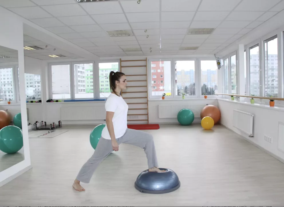 <p><strong>Cvik číslo 5</strong></p>

<p><span><span><span><span><strong>Výpady vpřed na obě nohy.</strong> Vzpřímený stoj, nakročte dopředu jednou nohou (můžete na BOSU nebo jinou labilní podložku) a pokrčte koleno tak, aby nepřesahovalo dopředu před špičku chodidla – střed kolene je nad středem nártu a holeň je kolmo k zemi. <strong>Celý trup aktivně napřimujte a vytahujte se za temenem hlavy vzhůru</strong>. Plynule se vraťte zpět. Po minutě nohy vystřídejte.</span></span></span></span></p>
