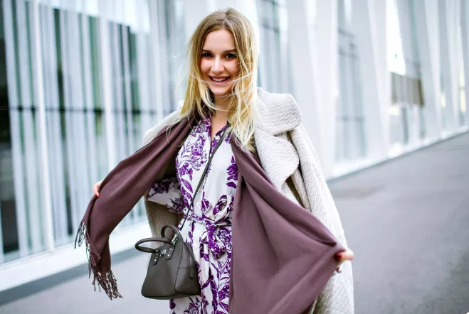 Široká šála jako módní doplněk. To, co dříve hřálo, nyní nahradilo saka a kabátky. Pléd oblečte přes kalhoty i večerní šaty