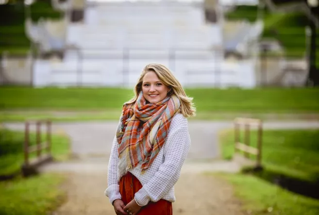 Široká šála jako módní doplněk. To, co dříve hřálo, nyní nahradilo saka a kabátky. Pléd oblečte přes kalhoty i večerní šaty