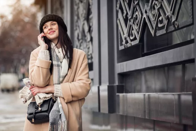 Široká šála jako módní doplněk. To, co dříve hřálo, nyní nahradilo saka a kabátky. Pléd oblečte přes kalhoty i večerní šaty