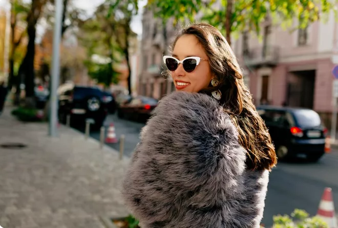 Krátký kabát z umělé kožešiny. Tři barvy, ve kterých budete neodolatelná