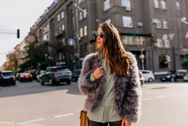 Krátký kabát z umělé kožešiny. Tři barvy, ve kterých budete neodolatelná