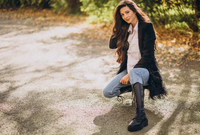 Jezdecké boty s počátkem jara doplní sukně a šaty nad kolena. Jedny si rozhodně pořiďte