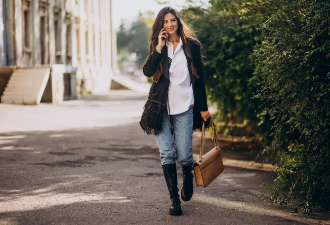 Jezdecké boty s počátkem jara doplní sukně a šaty nad kolena. Jedny si rozhodně pořiďte