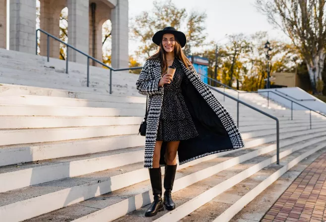 Jezdecké boty s počátkem jara doplní sukně a šaty nad kolena. Jedny si rozhodně pořiďte