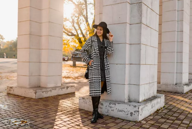 Jezdecké boty s počátkem jara doplní sukně a šaty nad kolena. Jedny si rozhodně pořiďte