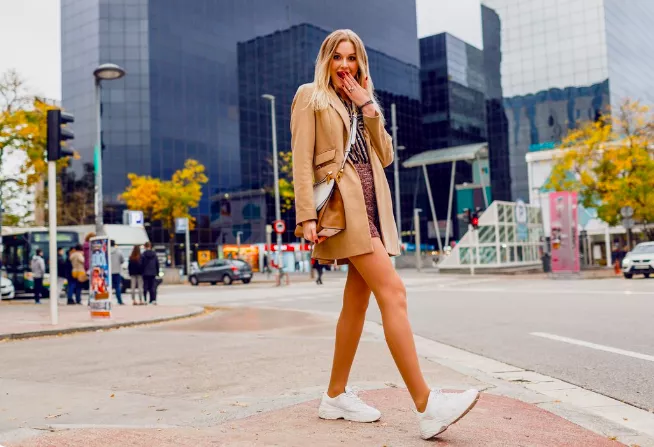 Tento příjemný materiál Francouzky milují. Oblečte se do něj od hlavy až k patě 