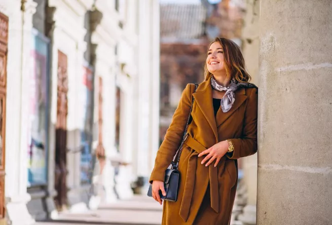 Tento příjemný materiál Francouzky milují. Oblečte se do něj od hlavy až k patě 