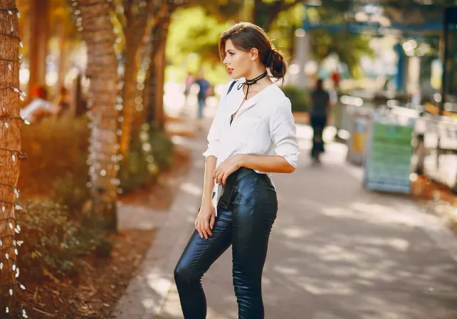 Možná z nich máte strach, ale neprávem. Kalhoty z tohoto materiálu můžete nosit po celý rok. Volte pohodlí a luxus v jednom