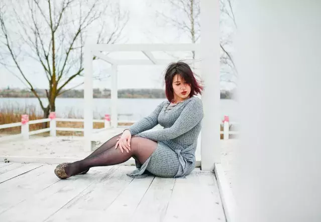 Decentní elegance v podobě úpletových šatů pod kolena. Zahřejí a zvýrazní vaše přednosti