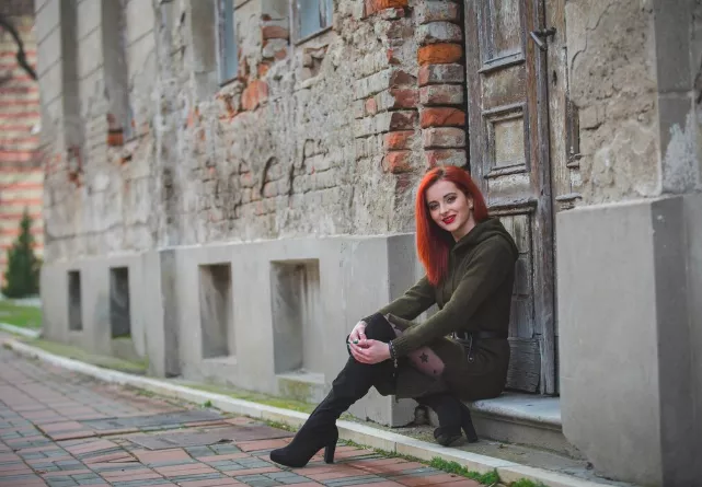 Decentní elegance v podobě úpletových šatů pod kolena. Zahřejí a zvýrazní vaše přednosti