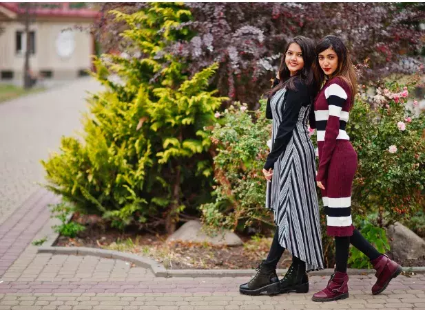 Decentní elegance v podobě úpletových šatů pod kolena. Zahřejí a zvýrazní vaše přednosti