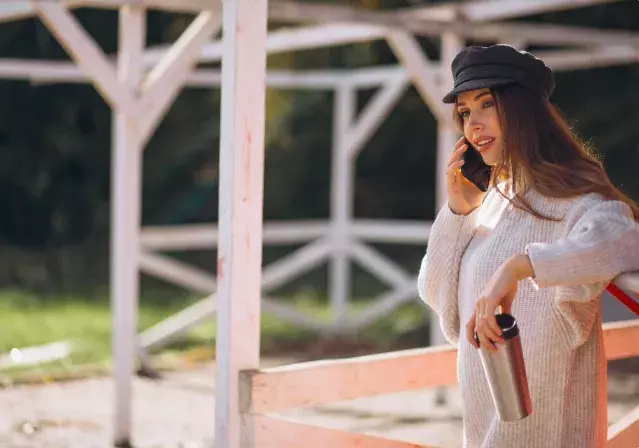 Decentní elegance v podobě úpletových šatů pod kolena. Zahřejí a zvýrazní vaše přednosti