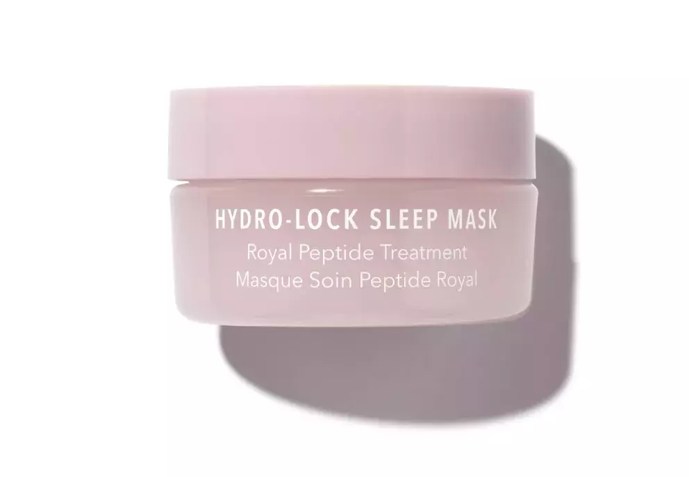 <p><strong>HYDROPEPTIDE Hydro-Lock Sleep Mask, 3000 Kč</strong></p>

<p><strong>Luxusní noční maska</strong>, která přikrývá kontury pokožky vrstvou intenzivní regenerační hydratace. Prostředek je odolný proti otření o polštář, krásně vyhladí a zdokonalí pleť během noci, díky zjemňujícímu komplexu HydrO18™ Activated Water™ a uklidňujícího kořene lékořice. Královské peptidy napodobují a zvyšují regenerační vlastnosti mateří kašičky, čímž napomáhají procesům buněčné přeměny a dodávají pokožce životně důležité živiny. Výsledek: pleť bude zářivá, svěží a jemná.</p>
