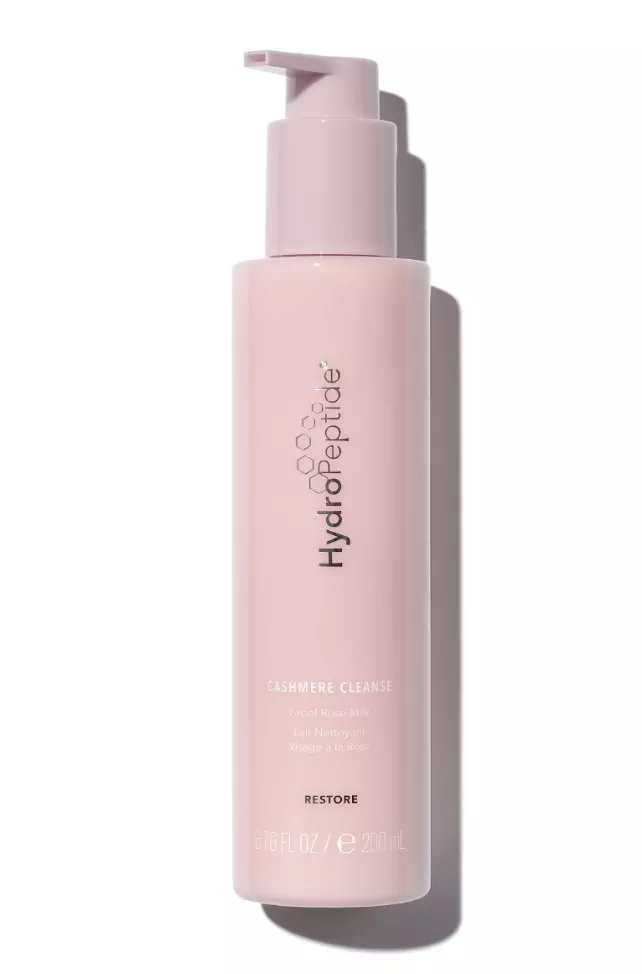 <p><strong>Růžové pleťové mléko&nbsp;HYDROPEPTIDE Cashmere Cleanse</strong>, 1600 Kč</p>

<p>Uklidňující očišťující přípravek jemně odstraňuje nečistoty, přitom nevysouší a nevyvolává pocit stažení pokožky. Hydrolyzované mléčné proteiny zajišťují rovnováhu živin, růžová voda a aloe vera zklidňují a dodávají pocit pohodlí.</p>
