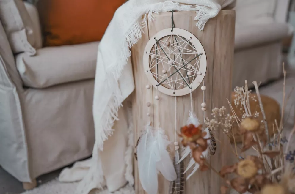 <p>Pokud miluje vaše polovička tvoření a ruční práce, je právě tohle skvělý tip na dárek! Kruh z&nbsp;březového dřeva je ideálním základem pro výrobu lapače snů. Propleťte ho provázky, korálky nebo pírky a vytvořte dekoraci, která podle tradice zachytává zlé sny a propouští jen ty hezké. Symbol ochrany můžete zavěsit nad postel nebo k&nbsp;oknu a proměnit ho v osobní talisman, který vám každý večer připomene klid, pohodu a bezpečí.<br />
<strong>Kruh na lapač snů prodává ČistéDřevo.cz za 39 Kč</strong><br />
&nbsp;</p>
