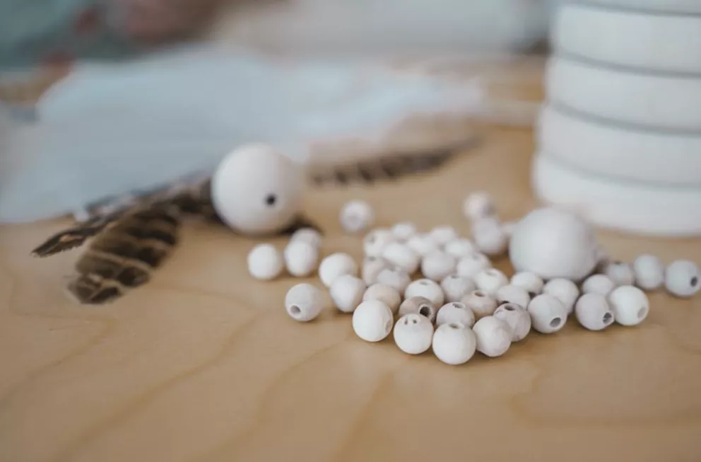 <p>Dřevěné navlékací korálky jsou dalším tipem z e-shopu <strong>ČistéDřevo.cz</strong>, který potěší každého, kdo miluje tvoření a ruční práce.<br />
Korálky z&nbsp;voňavého bukového dřeva povznesou každý macramé výtvor o úroveň výš. Stačí je navléknout do provázků a obyčejné uzly ožijí díky přírodnímu detailu, ať už tvoříte lapač snů, závěs na květináč, klíčenku nebo náramek. Dřevo dodá vašim projektům známou texturu a jemnou vůni, která dokonale podtrhne hřejivou atmosféru domova.<br />
<strong>Dřevěné navlékací korálky koupíte za 39 Kč</strong></p>
