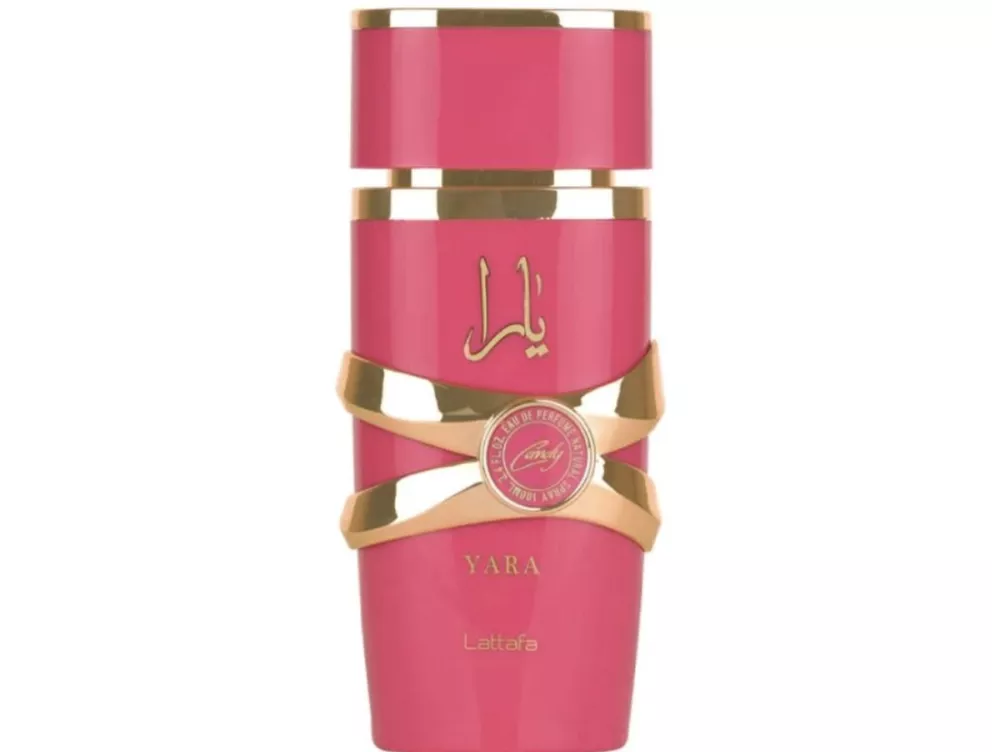 <p>Máte slabost pro vůně, které jsou radostné, ženské a lehce návykové? Pak si poznamenejte jméno <strong>YARA CANDY </strong>od dubajské značky <strong>Lattafa</strong>, která si pohrává s ovocnou svěžestí i smyslnou sladkostí. Úvod patří šťavnatému černému rybízu a<br />
zelené mandarince, které vůni dodávají jiskru a energii. V srdci se rozvíjí neodolatelná kombinace jahod, hravého „fizz candy“ akordu a elegantní gardénie. Základ je pak hřejivý a hebký. Vanilka, ambra, santalové dřevo a pižmo zanechávají jemnou stopu, která vydrží. YARA CANDY je ideální volbou pro ženy, které milují sladké parfémy a chtějí vůni, která působí mladistvě, optimisticky a sebevědomě. Perfektní na den, rande i chvíle, kdy si prostě chcete udělat radost.<br />
Zakoupíte na www.krasyorientu.cz za 990 Kč.</p>
