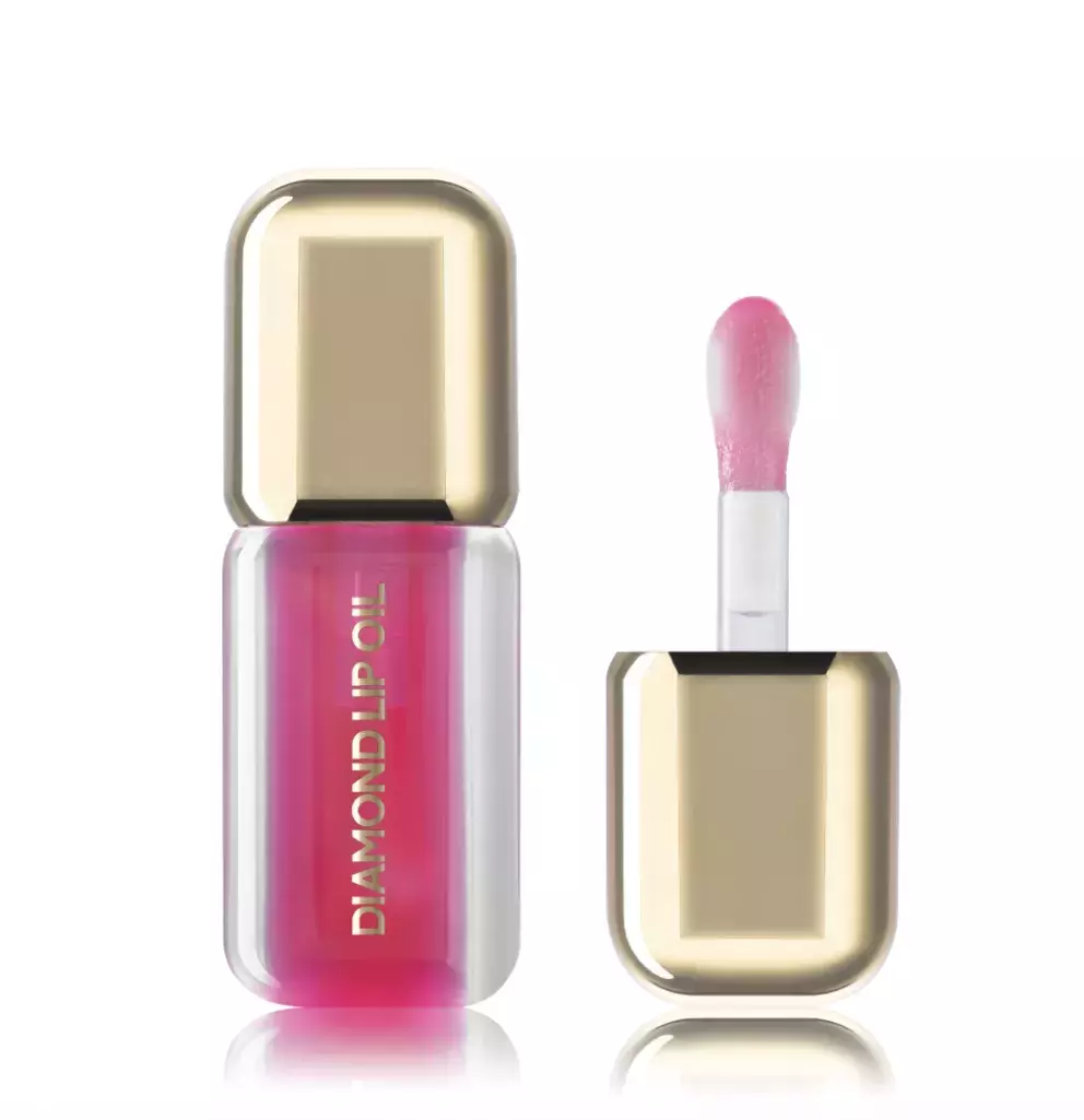 <p><strong>Diamond Lip Oil</strong>&nbsp;potěší každou ženu, která o sebe ráda pečuje. Představuje spojení intenzivní péče a luxusního lesku v jednom. Díky přírodním olejům – avokádovému a jojobovému a makadamiovému.&nbsp;Jemnou pokožku rtů hluboce hydratuje, vyživuje a regeneruje. Inovativní&nbsp;<strong>aktivní látka Maxi Lip™</strong>&nbsp;podporuje tvorbu kolagenu, čímž rty opticky vyplňuje a zvětšuje jejich objem. Hedvábná textura se snadno nanáší, nezanechává lepivý pocit a dodává rtům&nbsp;<strong>ultra oslnivý lesk</strong>&nbsp;se svěží ovocnou vůní. Cena: 249 Kč</p>
