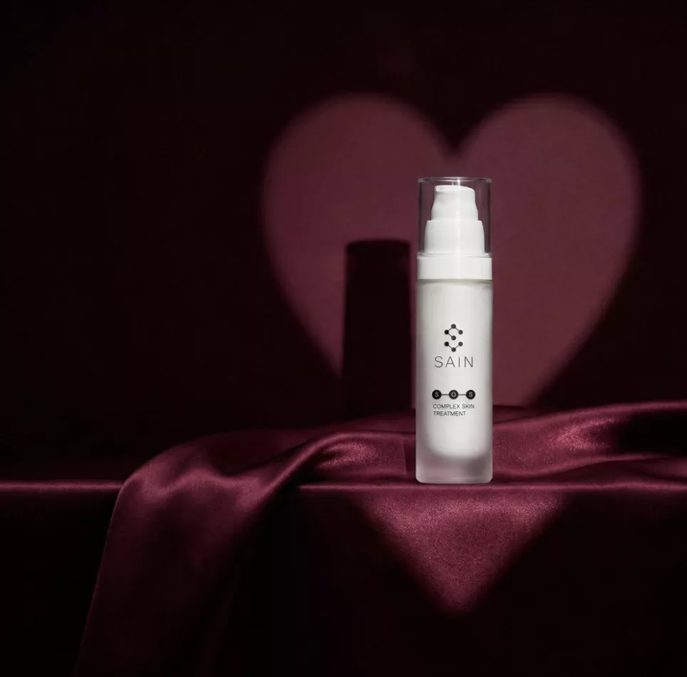 <p>&nbsp;</p>

<p>&nbsp;</p>

<p>&nbsp;</p>

<p>&nbsp;</p>

<p>&nbsp;</p>

<p><strong>SAIN®&nbsp;SOS krém pro komplexní péči o pleť 30 ml - 1190 Kč</strong></p>

<p>Vysoce vyživující&nbsp;krém SOS pro komplexní péči&nbsp;je navržený pro namáhanou či poškozenou pokožku s cílem její obnovy a posílení. Svou bohatou konzistencí vás příjemně pohladí a zanechá vaši pokožku sametově hebkou. Krém je neparfemovaný a je vhodný pro každodenní použití i jako intenzivní péče v případě akutního podráždění.&nbsp;Balení 30 ml se speciální pumpičkou (Airless) zabraňující zanesení nečistot a umožňující využití veškerého obsahu vašeho krému SAIN®. Produkt je možné nechat zdarma dárkově zabalit.</p>

<p>&nbsp;</p>
