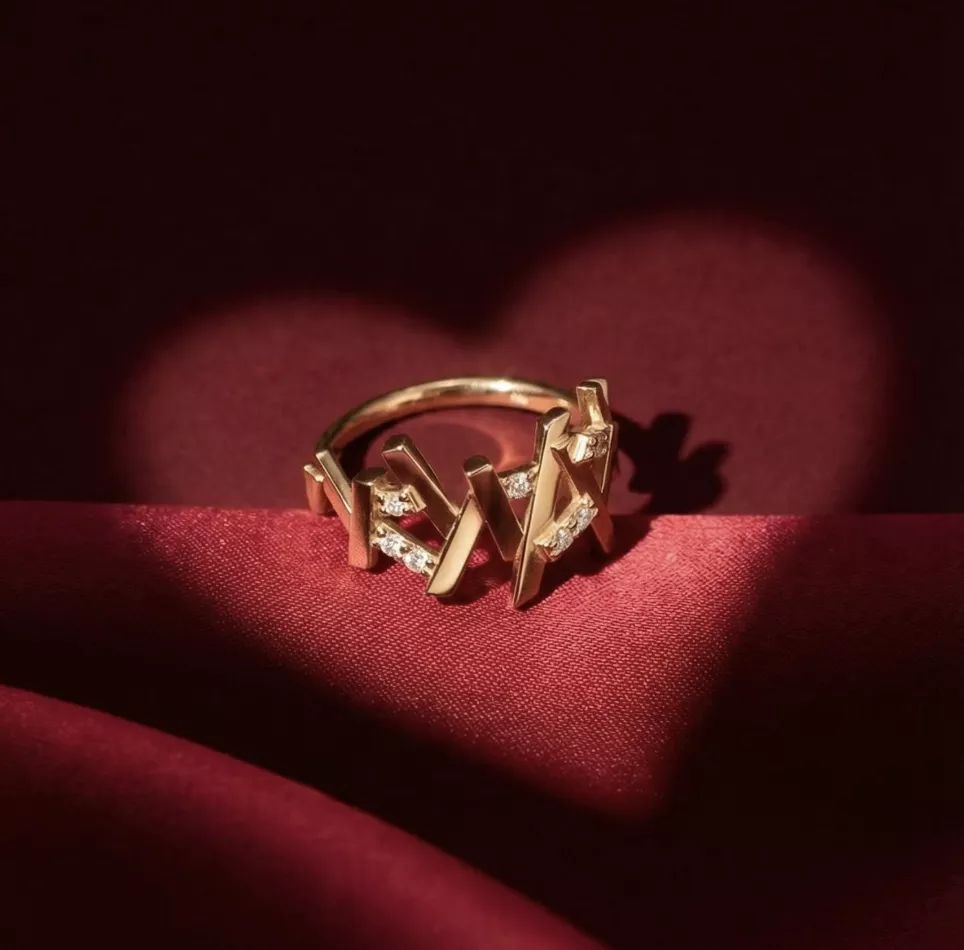 <p><strong><span><span><span><span><span><span><span><span><span><span><span>Prsten LOEE Micado ze žlutého zlata s diamanty - doporučená cena: 47 690 Kč&nbsp;</span></span></span></span></span></span></span></span></span></span></span></strong></p>

<p><span><span><span><span><span><span><span><span><span><span><span><span><strong>MICADO&nbsp;</strong>je novou&nbsp;<strong>signature kolekcí&nbsp;</strong>značky&nbsp;<strong>LOEE</strong>. Symbolizuje odvahu být sama sebou, radost z tvořivosti i sílu okamžiku. Inspirací pro tuto kolekci se stalo mikádo – hra jemnosti a soustředěnosti. MICADO se nebojí zaujmout na první pohled svým&nbsp;<strong>originálním designem</strong>, a přitom si zachovat něžnost a&nbsp;<strong>nadčasovou eleganci</strong>. Stejně jako hra, která byla její inspirací, působí šperky lehce, spontánně a hravě, zároveň precizně a sofistikovaně. Každý kus je vyroben ručně s důrazem na detail a nese v&nbsp;sobě rukopis&nbsp;<strong>značky LOEE</strong>, která šperk chápe jako prostředek sebevyjádření i jako malé umělecké dílo.</span></span></span></span></span></span></span></span></span></span></span></span></p>

<p>&nbsp;</p>

<p>&nbsp;</p>
