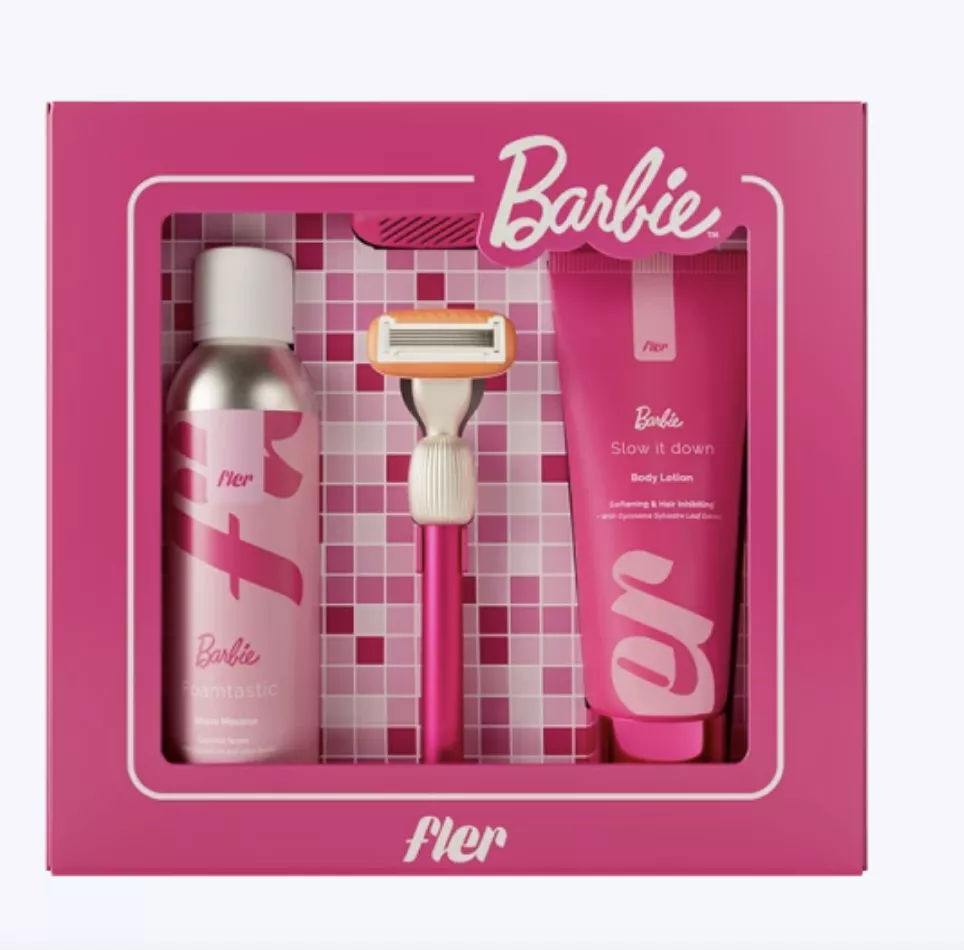 <p><strong>Barbie™ x Fler THAT PINK SET, Profimed, 1289 Kč</strong></p>

<p>Poznejte novou generaci depilace s italskou značkou Fler. Růžová limitovaná edice inspirovaná světem ikonické Barbie, povyšuje holení na stylový rituál. Spojení preciznosti a stylového designu přináší hladké oholení bez ohledu na to, kým jste.</p>
