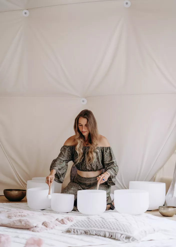 <p><span><span><span><strong><span><span>Dopřejte si relaxační zvukovou lázeň Sound Healing s Kateřinou Rae</span></span></strong></span></span></span></p>

<p>&nbsp;</p>

<p><span><span><span><span><span>Dovolte si zastavit se a dopřát si hluboký odpočinek, po kterém vaše tělo i duše volá.&nbsp;</span></span></span></span></span></p>

<p><span><span><span><span><span>Přijměte pozvání do zvukových lázní&nbsp;<strong>Kateřiny Rae</strong>&nbsp;v&nbsp;<strong>Healing Temple</strong>. Kateřina je&nbsp;<strong>ceremonialistka, mentorka a hudební alchymistka</strong>, která se&nbsp;<strong>léčení zvukem</strong>&nbsp;věnuje více než deset let. Více na www.wildandcoco.com.</span></span></span></span></span></p>
